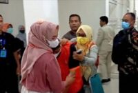 Salah satu tersangka pencabulan santri didampingi keluarganya menuju ruang sidang di Pengadilan Negeri Trenggalek.