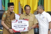 Wakil Bupati Trenggalek Syah Muhammad Natanegara menerima insentif fiskal secara simbolis dari Kementerian Dalam Negeri. (Foto : Prokopim Trenggalek)
