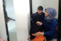 Tersangka GR tengah dibawa ke Kejaksaan Negeri Trenggalek dalam perkara korupsi dana BOS di salah satu SMP di Trenggalek.