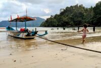 Suasana sore hari Pantai Karanggongso Trenggalek