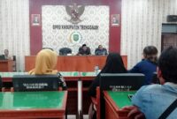 Suasana rapat dengar pendapat antara Komisi III DPRD Trenggalek dengan warga terdampak pembangunan Jembatan Nglembu atau yang biasa di sebut Jembatan Plengkung yang ada di Desa Bendorejo, Kecamatan Pogalan, Kabupaten Trenggalek.