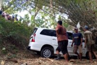 Proses evakuasi mobil Innova yang terjun ke sungai di wilayah Kelurahan Tamanan, Kelurahan Trenggalek.