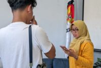 Ketua KPU Trenggalek Istatiin Nafiah saat dikonfirmasi awak media di kantor Komisi Pemilihan Umum Kabupaten Trenggalek.