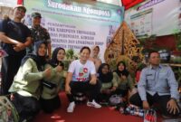 Bupati Trenggalek Mochamad Nur Arifin saat berkunjung ke stand pelayanan milik Kelurahan Surodakan.