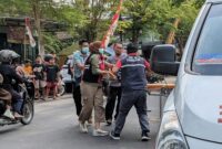 Tim kesehatan dari RSUD dr. Soedomo Trenggalek tengah berupaya mengevakuasi korban untuk dibawa ke Rumah Sakit menggunakan ambulan.