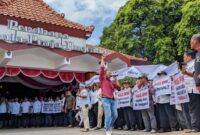 Situasi di depan Pendapa Manggala Praja Nugraha Trenggalek, nampak ratusan perangkat dan Kades tuntut Mochamad Nur Arifin tetap daftar jadi Bupati Trenggalek.