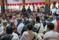 Mochamad Nur Arifin menemui ratusan simpatisannya di Pendapa Trenggalek usai dicekal daftar sebagai Calon Wakil Gubernur di Pilkada Jawa Timur.