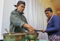 Saat pusaka dibersihkan sesuai tradisi adat sebelum diinapkan. (Foto : Prokopim)