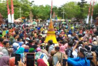 Ratusan warga Trenggalek berebut Tumpeng Agung usai saksikan arak-arakan kirab pusaka di Halaman Pendapa.