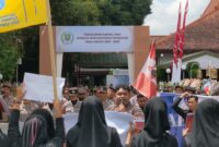 Suasana aksi damai yang dilakukan Aliansi Mahasiswa Trenggalek di depan Pendapa Manggala Praja Nugraha usai pelantikan anggota DPRD Trenggalek masa jabatan 2024-2029.