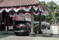 Suasana depan gedung DPRD Trenggalek, nampak terparkir salah satu kendaraan dinas milik anggota DPRD Trenggalek.