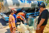 Foto penyaluran air bersih yang dilakukan BPBD Trenggalek di Desa Wonoanti, Kecamatan Gandusari.