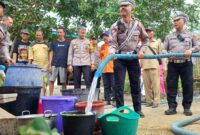 Penyaluran air bersih yang dilakukan Polres Trenggalek bersama BPBD Trenggalek di rumah warga yang terdampak bencana kekeringan.