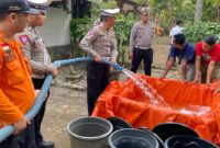 Pihak kepolisian ikut kirim bantuan air bersih untuk warga Desa Dermosari, Kecamatan Tugu, Trenggalek.