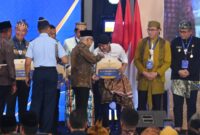 Saat Bupati Trenggalek Mochamad Nur Arifin hendak mencium tangan Ma'ruf Amin usai terima insentif fiskal dalam Rakornas Percepatan Penurunan Stunting di Jakarta. (Foto : Prokopim)