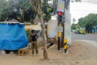 Saat Satpol PP Trenggalek berusaha menurunkan reklame yang disinyalir tidak memiliki izin. (Foto : dok. Satpol PPK Trenggalek)