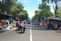 Ilustrasi jalan Panglima Sudirman arah dari Alun-alun Trenggalek dipenuhi PKL. (Foto : Istimewa)