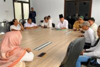 Relawan Bumbung Kosong datangi KPU Trenggalek disambut ketua KPU Trenggalek saat ini Istatiin Nafiah.