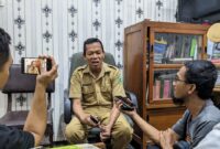 Sekretaris DPRD Trenggalek, Muhtarom saat dikonfirmasi awak media di ruangannya.