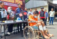 Satreskrim Polres Trenggalek AKP Zainul Abidin, tengah menyelenggarakan pers rilis kasus pencurian dengan pemberatan di halaman Polres Trenggalek.