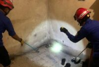 Saat Damkar Trenggalek berusaha mengevakuasi ular yang masuk rumah warga.