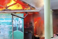 Situasi saat dapur Ponpes Ar Rosyiidiyyah yang berada di Desa Ngares, Kecamatan Trenggalek terbakar.