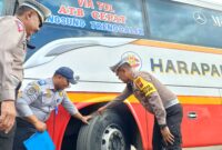Saat Kasatlantas Polres Trenggalek AKP Agus Prayitno melakukan pengecekan ban sebuah armada bus di terminal bus Surodakan, Trenggalek.