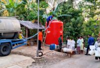 Saat BPBD Trenggalek mengisi tangki air bersih di Desa Besuki, Kecamatan Panggul, Kabupaten Trenggalek.