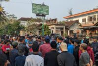 Saat warga Karangrejo geruduk Pondok Pesantren Mambaul Hikam, Desa Sugihan, Kecamatan Kampak, Trenggalek, namun sang kyai tidak berada di tempat.