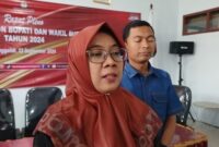 Foto Ketua KPU Trenggalek, Istatiin Nafiah saat dikonfirmasi awak media di kantor KPU Trenggalek.