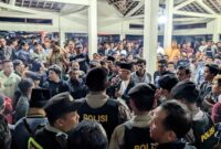 Ratusan warga Karangrejo, Kampak, Trenggalek datangi Balai Desa Sugihan Kampak tuntut pengusutan kasus pimpinan ponpes yang diduga hamili santriwatinya.