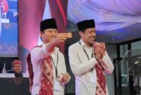Saat pasangan calon Bupati dan Wakil Bupati Trenggalek Mochamad Nur Arifin dan Syah Muhammad Natanegara menunjukkan nomor undian yang telah diambil.
