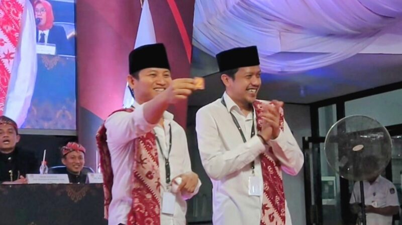 Saat pasangan calon Bupati dan Wakil Bupati Trenggalek Mochamad Nur Arifin dan Syah Muhammad Natanegara menunjukkan nomor undian yang telah diambil.