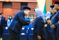 Saat Dyah Ayu Ermawati dilantik oleh Andy Karyono selaku Pj Gubernur Jatim sebagai Pj Bupati Trenggalek. foto : Istimewa