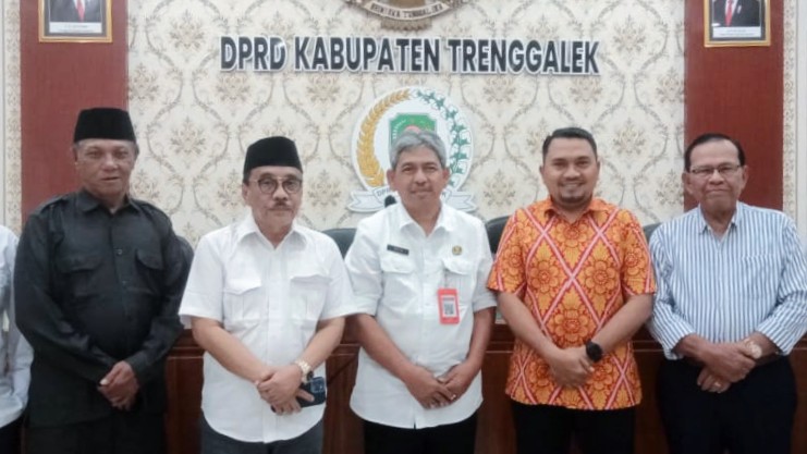 Serah terima Mobil Dinas Toyota Innova Eks Pimpinan DPRD Trenggalek ke Mantan Pimpinan DPRD Trenggalek