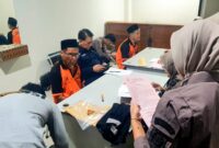 Foto saat penyidik Polres Trenggalek melimpahkan kasus pencabulan santriwati ke Kejaksaan Negeri Trenggalek. (Foto : Istimewa)