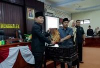 Wakil Ketua DPRD Trenggalek Doding Rahmadi menyerahkan Perda APBD Perubahan 2024 ke Bupati Moch. Nur Arifin saat Rapat Paripurna