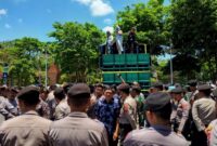 Warga Munjungan Trenggalek datangi Pendopo Trenggalek untuk menyuarakan penolakan terhadap limbah tambak udang