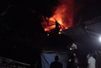 Foto pabrik genteng di Desa Kamulan, Kecamatan Durenan, Kabupaten Trenggalek tengah terbakar. (Istimewa)