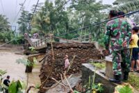 Jembatan di Desa Tawing Kecamatan Munjungan Kabupaten Trenggalek ambrol diterjang banjir. (Istimewa)