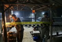 Foto saat Satpol PP Trenggalek mengaitkan garis pembatas melingkari tambak udang yang disinyalir telah mencemari lingkungan sungai.