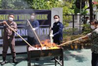 Upaya pemusnahan barang bukti yang dilakukan oleh Kejari Trenggalek.