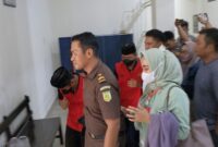 Saat kedua terdakwa keluar dari ruang persidangan di Pengadilan Negeri (PN) Trenggalek