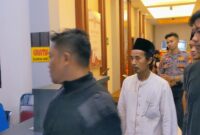 Terduga pelaku tindak kekerasan seksual pada santriwatinya digiring masuk kamar tahanan Polres Trenggalek.