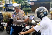 Saat Kasatlantas Polres Trenggalek AKP Agus Prayitno melakukan sosialisasi kepada pengendara muda tentang target Operasi Zebra Semeru 2024.