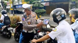 Saat Kasatlantas Polres Trenggalek AKP Agus Prayitno melakukan sosialisasi kepada pengendara muda tentang target Operasi Zebra Semeru 2024.