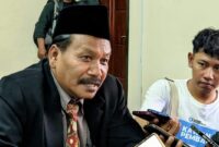 Agoes Setiyono, Kepala Dinas Pendidikan Pemuda dan Olahraga (Dikpora) Trenggalek (pakai peci) saat dikonfirmasi awak media.