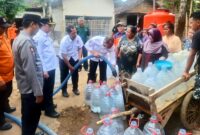 Saat BPBD Trenggalek dak BPBD Jatim kolaborasi distribusikan air bersih untuk masyarakat Trenggalek yang tengah terdampak kekeringan.