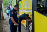 Dishub Trenggalek melakukan ramp check pada armada bus yang hendak melaksanakan study tour.