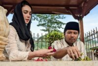 Pilkada 2024, Calon Gubernur Emil Dardak bersama sang istri, Arumi Bachsin ziarah ke makam leluhur di Trenggalek